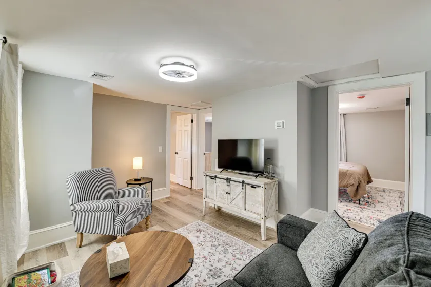 2 Mi to Uptown: Centrally Located Kingston Apt! - Image 1