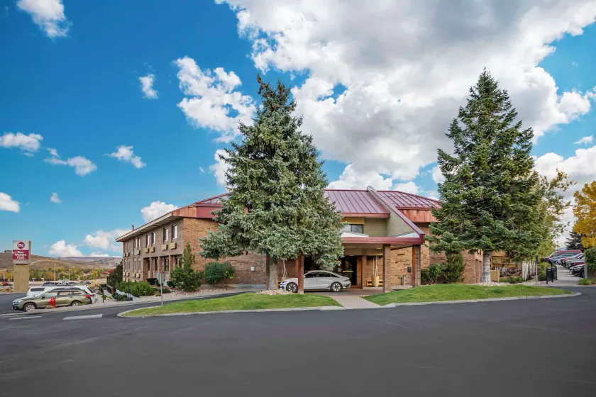 Best Western Plus Landmark Inn - Image 1