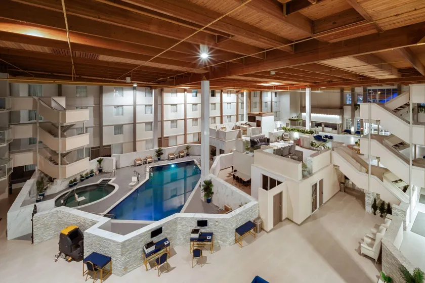 Ramada by Wyndham DFW Airport - Hall