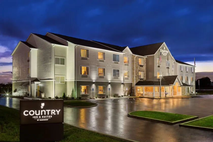 Country Inn & Suites by Radisson, Marion, OH - Image 1