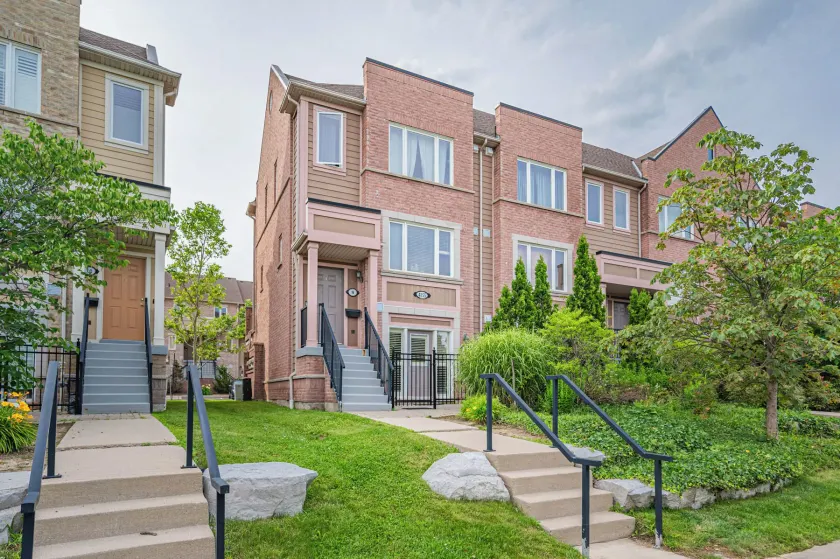Cozy 1 Bedroom Townhouse - Image 1