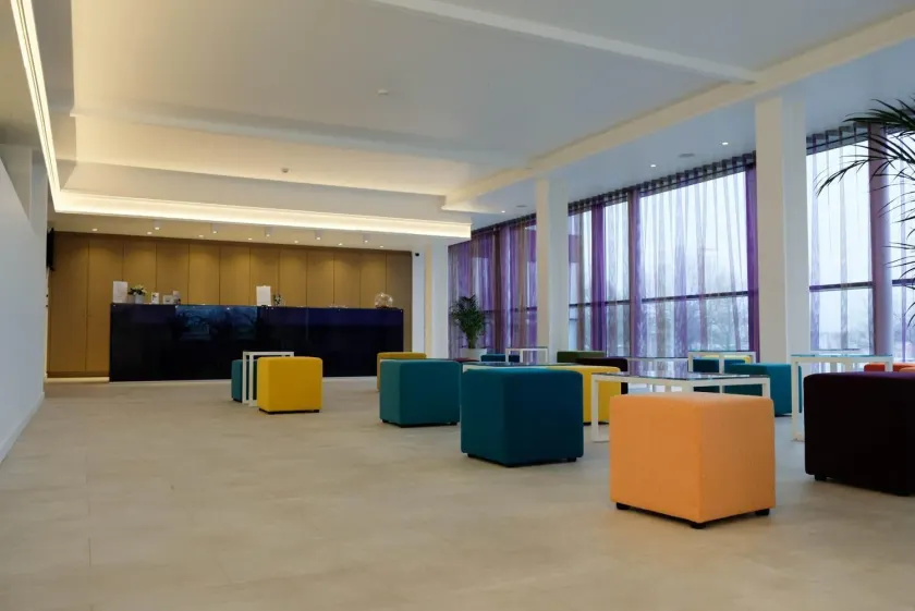 Corbie Lommel Ring - Lobby