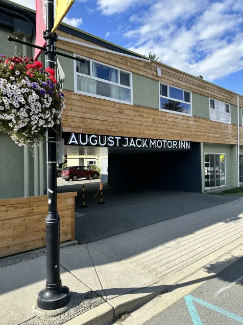 August Jack Inn - Image 1