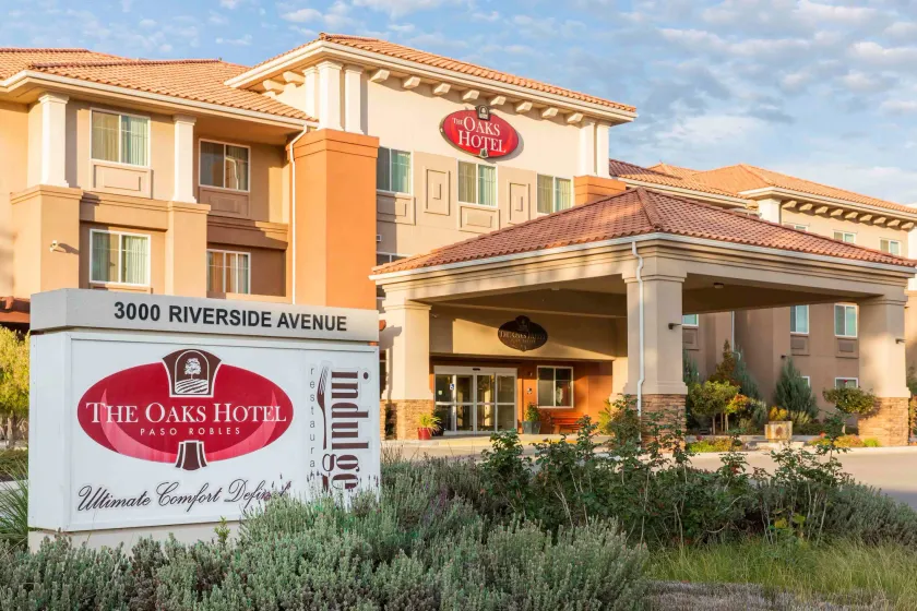 The Oaks Hotel & Suites - Image 1