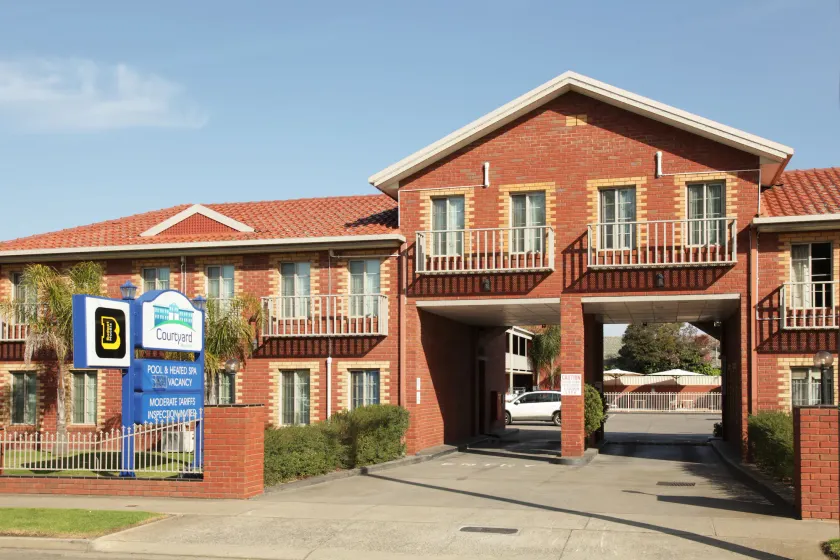 Courtyard Motor Inn - Image 1