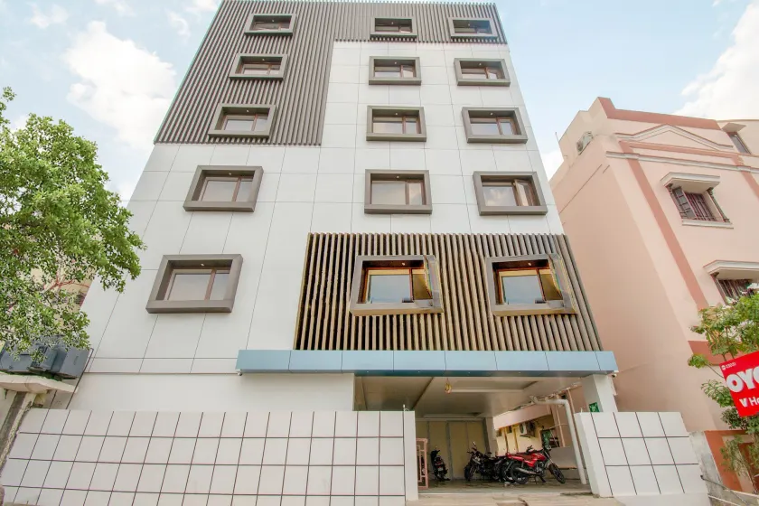 Super Townhouse V Hotel - Image 1