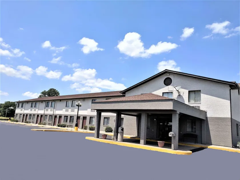 Americas Best Value Inn West Frankfort - Image 1