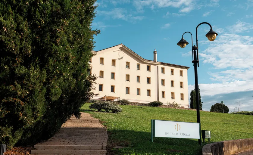 Phi Hotel Astoria - Image 1
