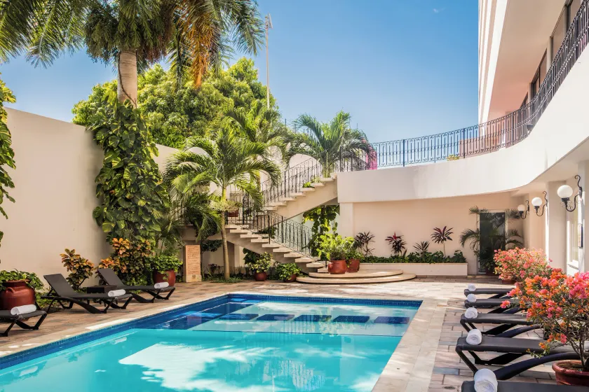El Castellano Hotel & Club - Image 1