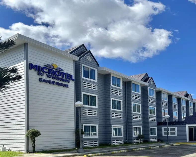 Microtel by Wyndham Eagle Ridge - Image 1