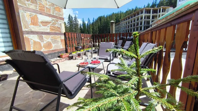Spacious One-Bedroom Apartment with Large Panoramic Terrace - Image 1