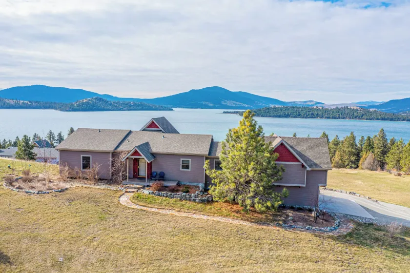 Breathtaking Mountain & Lake Views! - Image 1