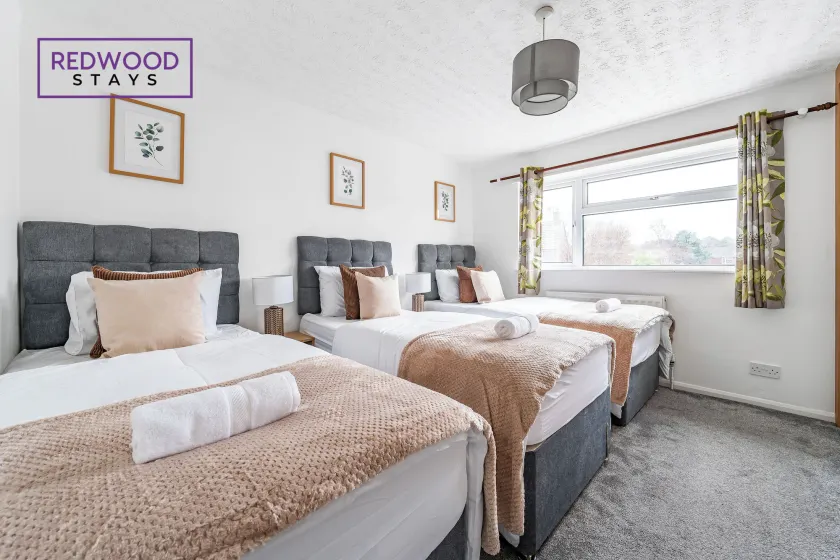 Cosy 3-Bedroom Serviced House with Free Fast WiFi and Parking for 2 Cars By Redwood Stays - Image 1
