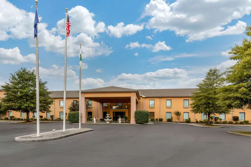 Quality Inn & Suites Benton - Draffenville - Image 1