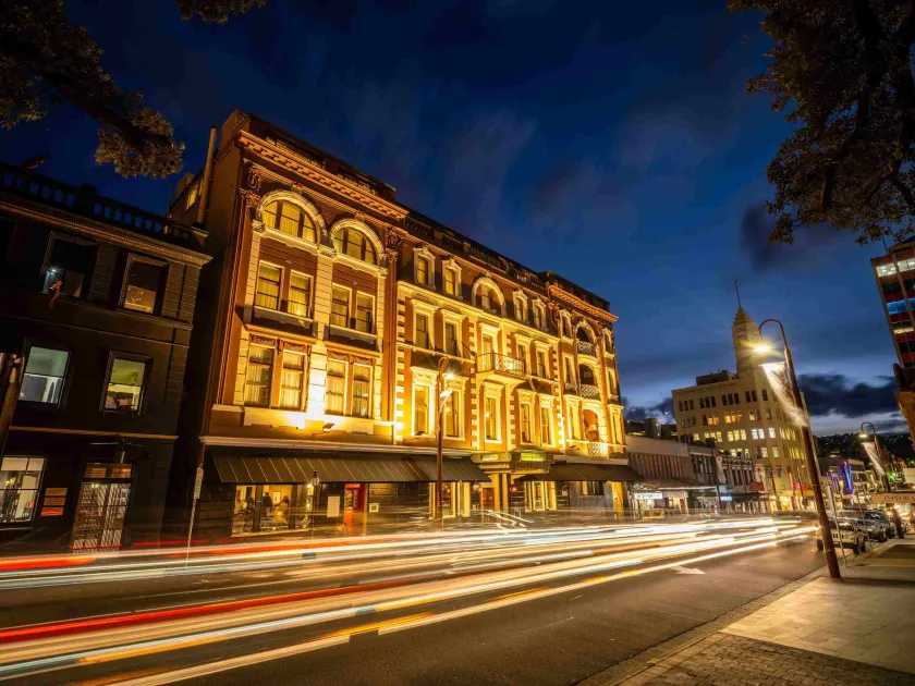 Hadley's Orient Hotel - Image 1