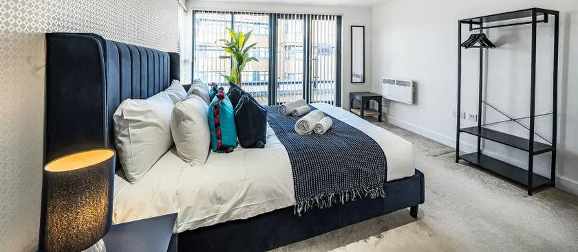 Quality Serviced Apartments in Camberley Town Centre, Free WiFi By Redwood Stays - Image 1