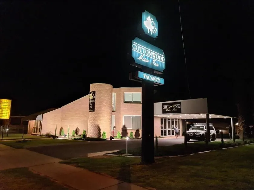 Cottonwood Motor Inn - Image 1