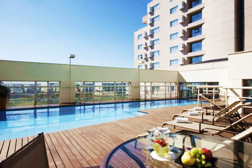 Quality Suites Alphaville - Image 1
