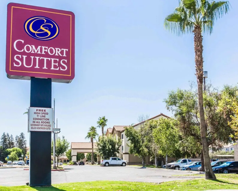 Comfort Suites Bakersfield - Image 1