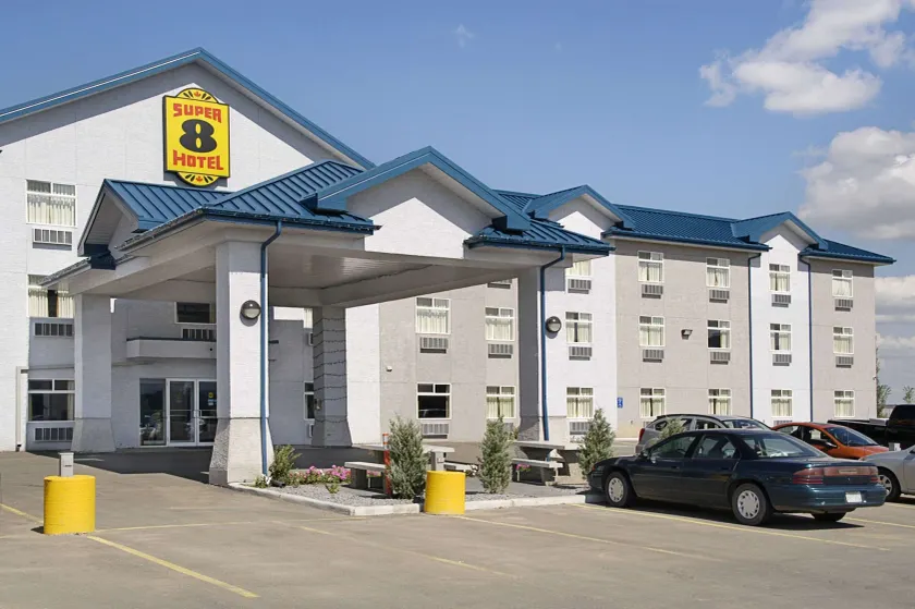 Super 8 by Wyndham Fort Saskatchewan - Image 1