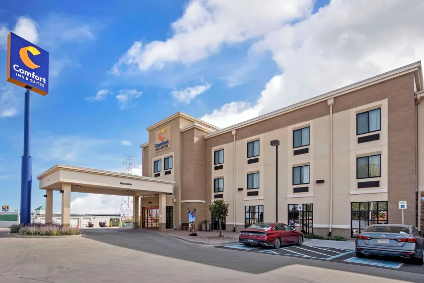 Comfort Inn & Suites - Image 1