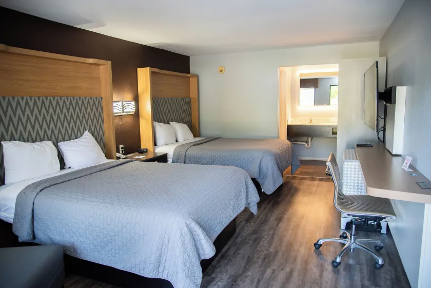 Columbus Inn and Suites - Image 1