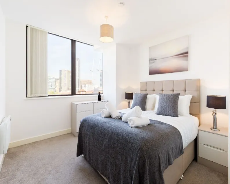 322 Large Modern 2-bedroom kingsize apartment city centre - Image 1