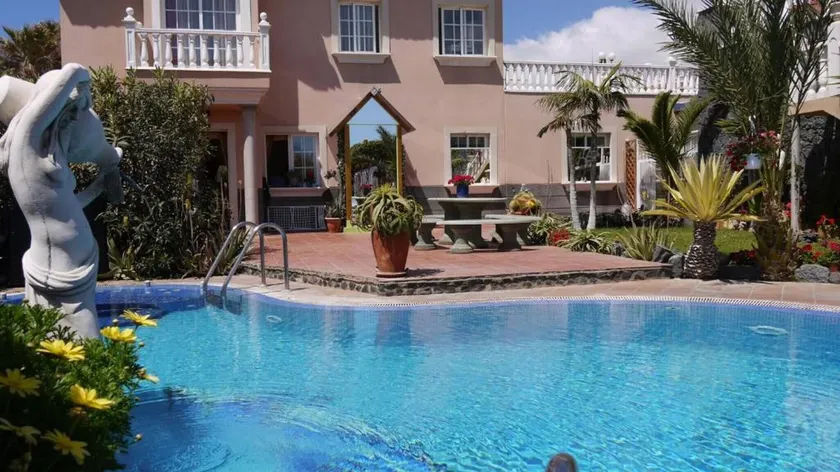 El Médano Apartment With Breathtaking Pool Views - Image 1