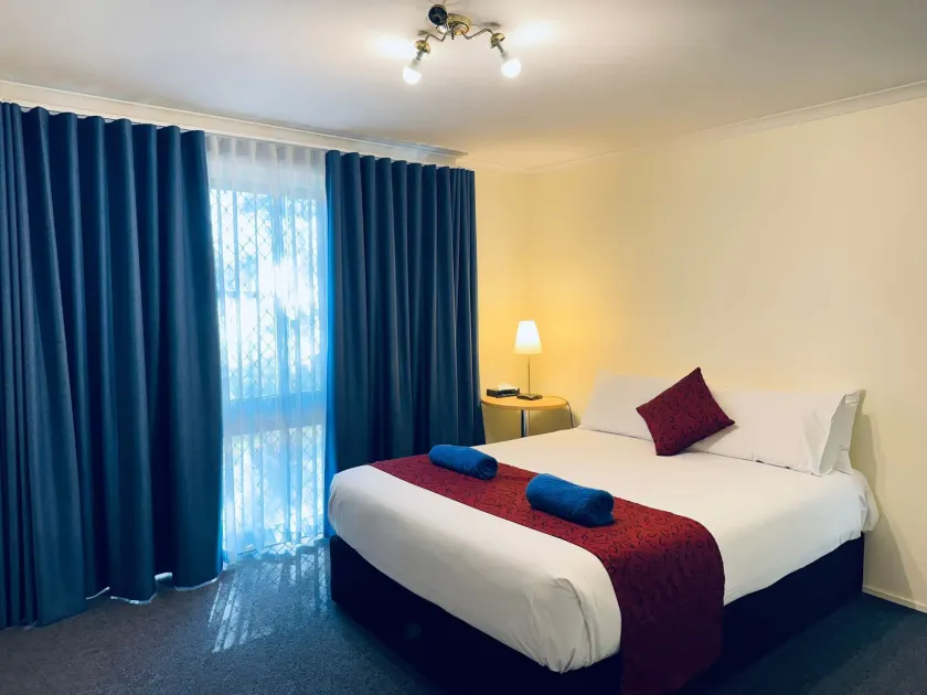 Edinburgh Motor Inn - Image 1