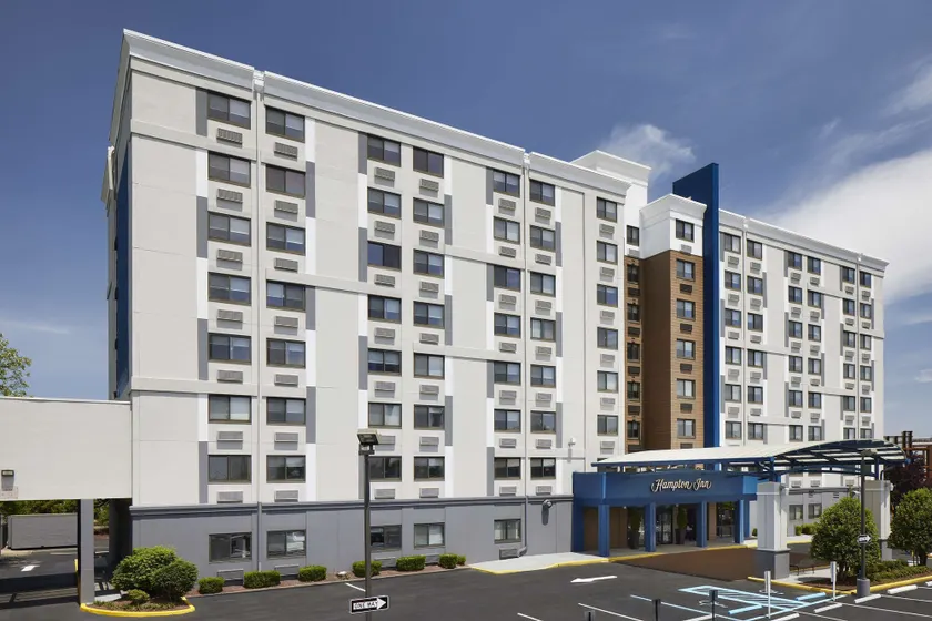Hampton Inn Newark Airport - Image 1
