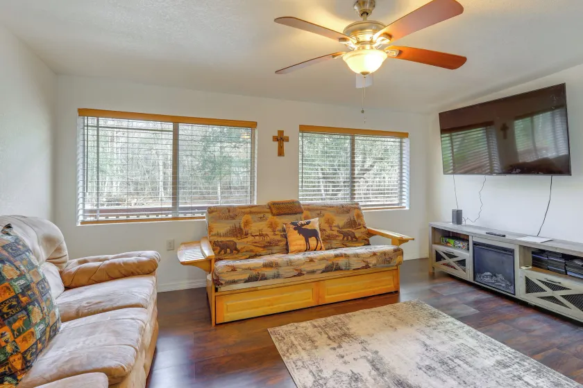 1 Mi to Fanning Springs! Home on Private Acreage - Image 1