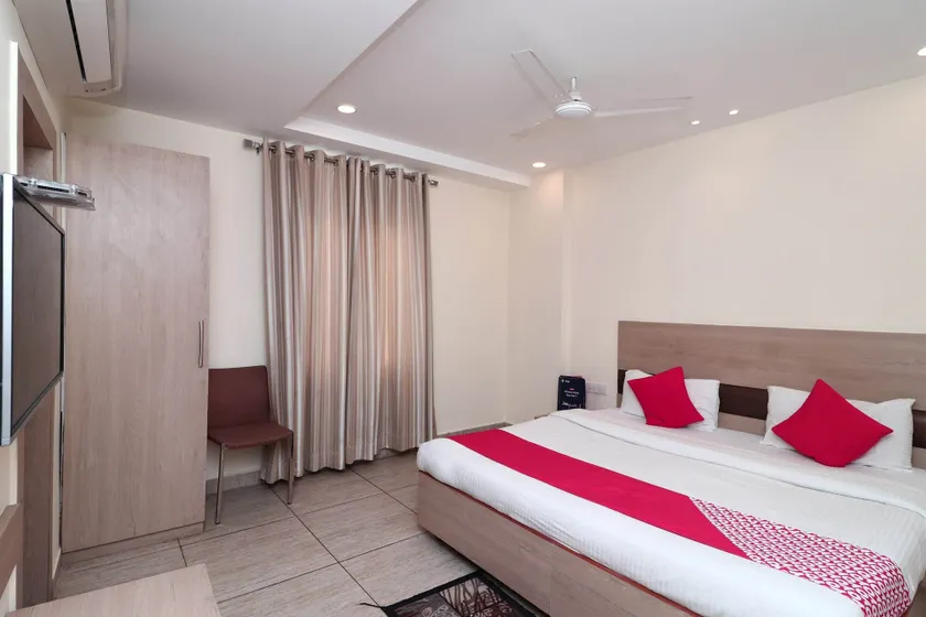 OYO 4477 City Square Hotel - Image 1