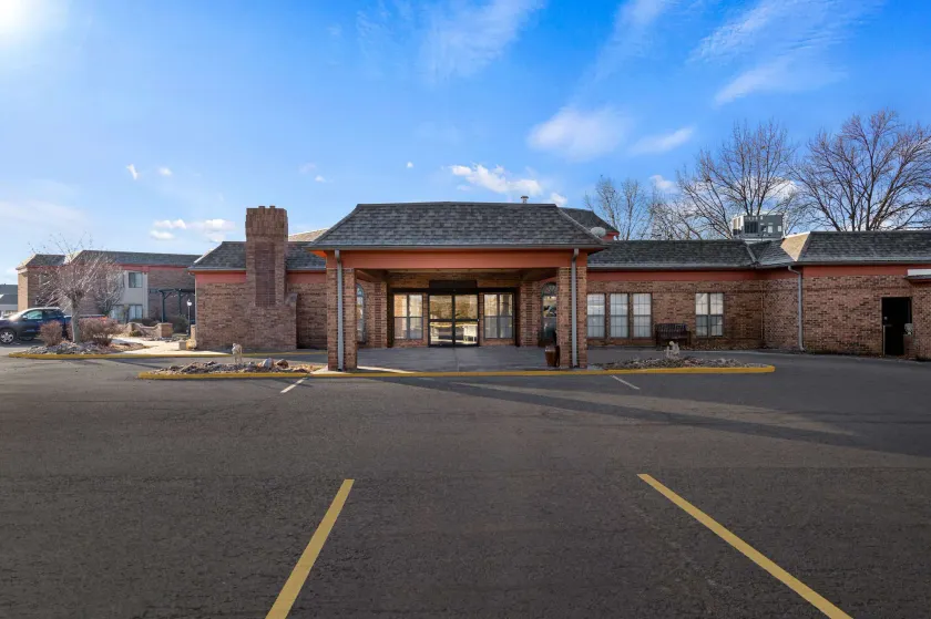 Suburban Studios Kansas City Airport North - Image 1