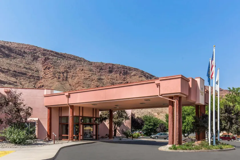 Quality Suites Moab near Arches National Park - Image 1