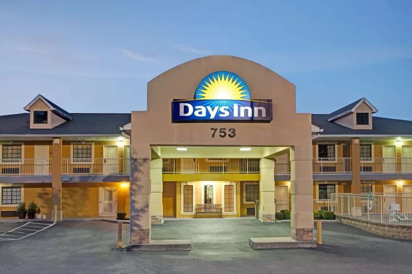 Days Inn by Wyndham Marietta White Water - Image 1