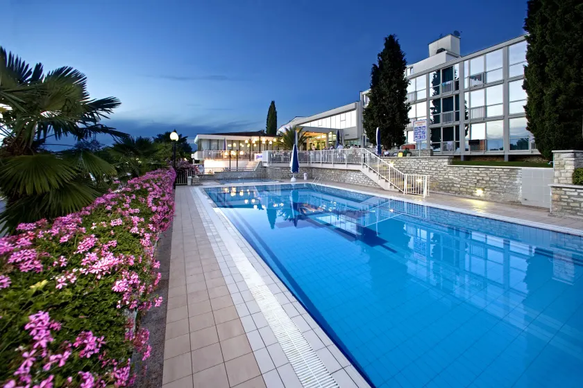 Hotel Zorna Plava Laguna - Image 1
