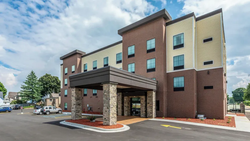 Cobblestone Hotel & Suites Hartford - Image 1