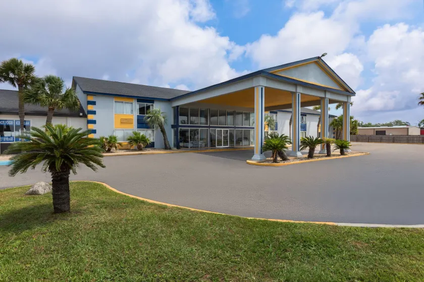 Super 8 by Wyndham Biloxi at the Beach - Image 1
