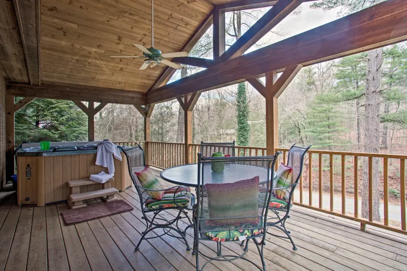 North Carolina Abode - Hot Tub, Foosball & Grill! - Interiör