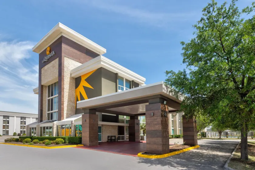 La Quinta by Wyndham Dallas I-35 Walnut Hill Ln - Image 1