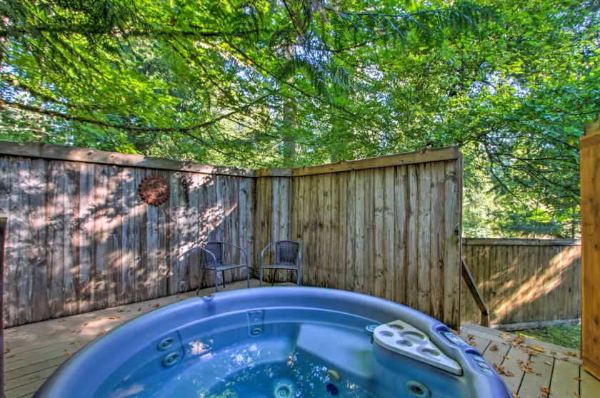 'elk Hideaway:' Ashford Cottage w/ Hot Tub! - Interior