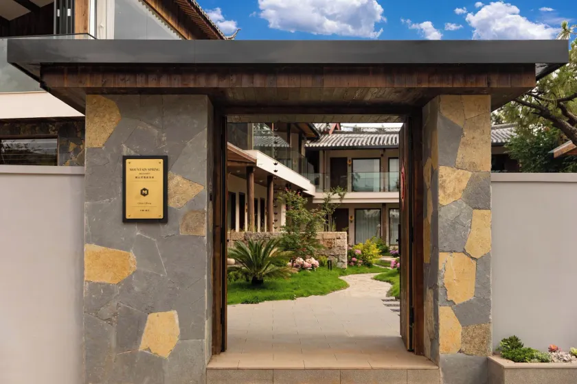 LiJiang Mountain Spring Resort - Image 1