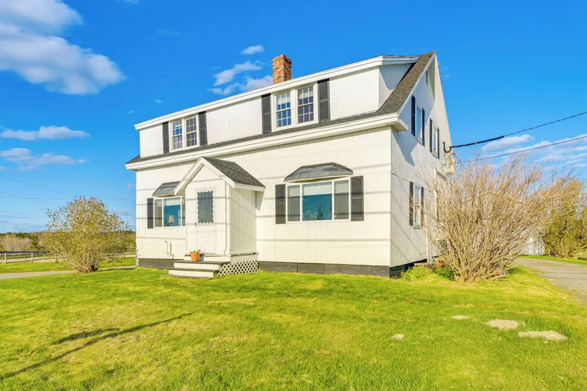 Cherryfield Home w/ Decks On Historic Horse Farm - Intérieur