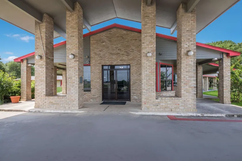 Americas Best Value Inn Lockhart TX - Image 1
