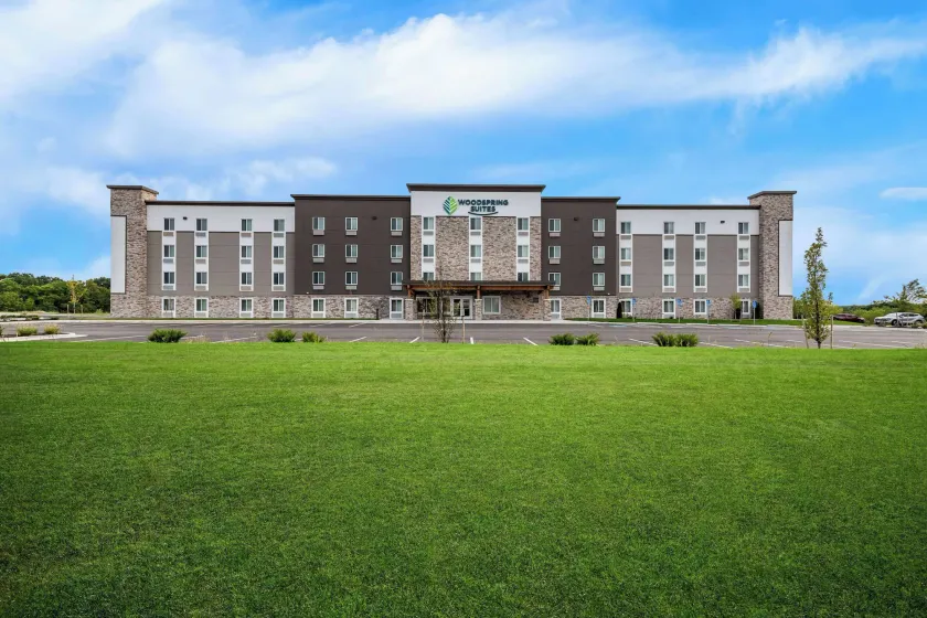 WoodSpring Suites Kansas City Airport - Image 1