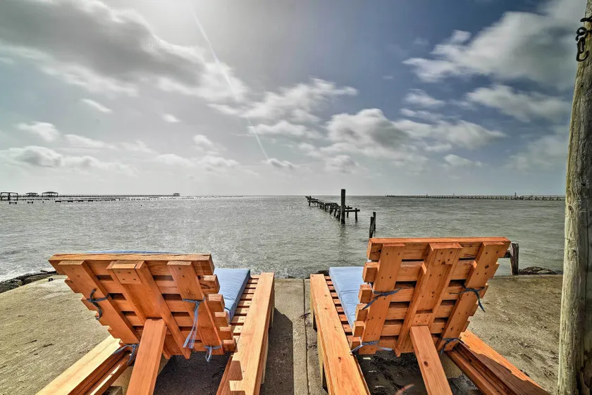 Bayfront Deck: 'Casa Pescadores' Rockport Escape - Image 1
