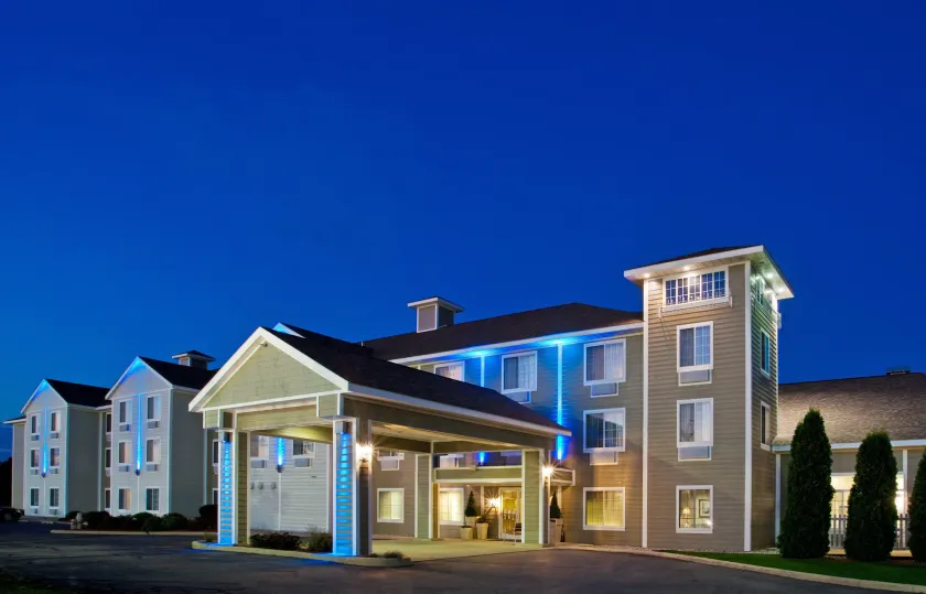 Holiday Inn Express & Suites New Buffalo, MI by IHG - Image 1