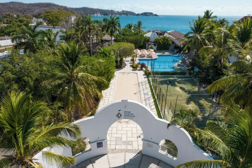 Hotel Castillo Huatulco & Beach Club - Image 1