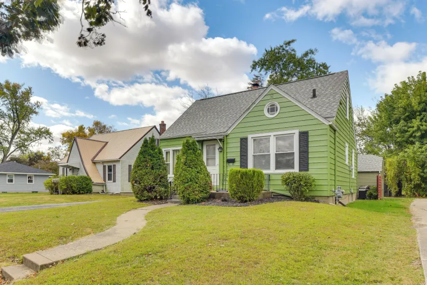 1 Mi to Dtwn Burlington: Modern Home w/ Yard! - Image 1