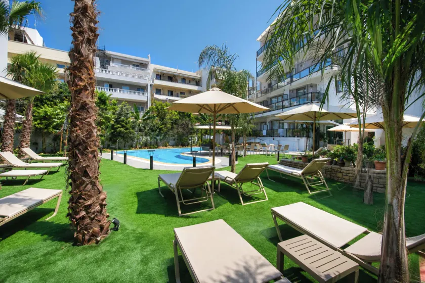 Leonidas Hotel & Apartments - Image 1